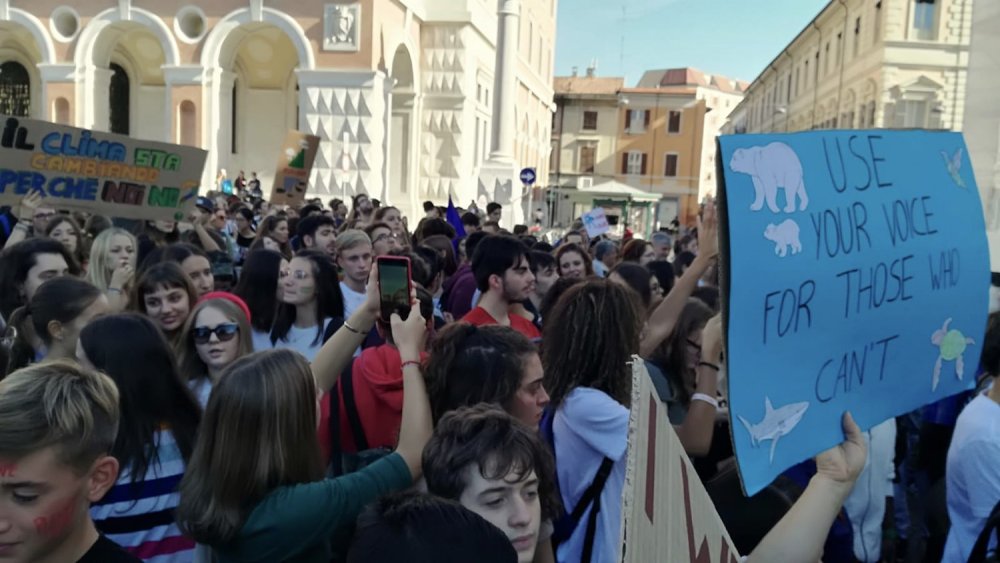 Giovani di nuovo in piazza per il clima