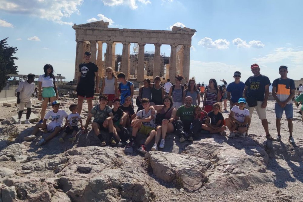 Giovani dell'Emilia sullo sfondo delle rovine storiche di Atene