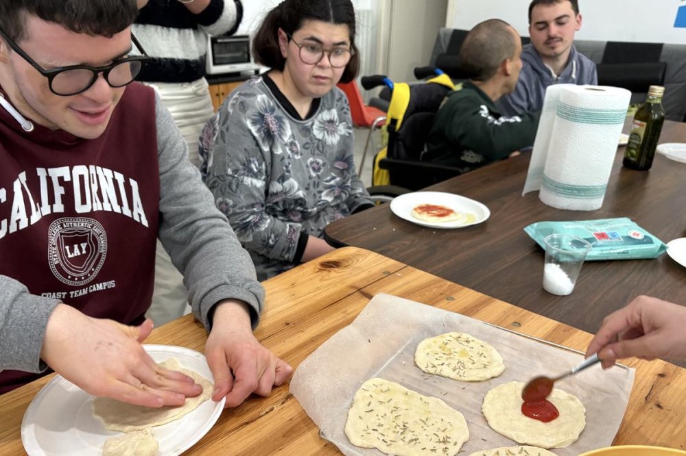 Ragazzi preparano alimenti