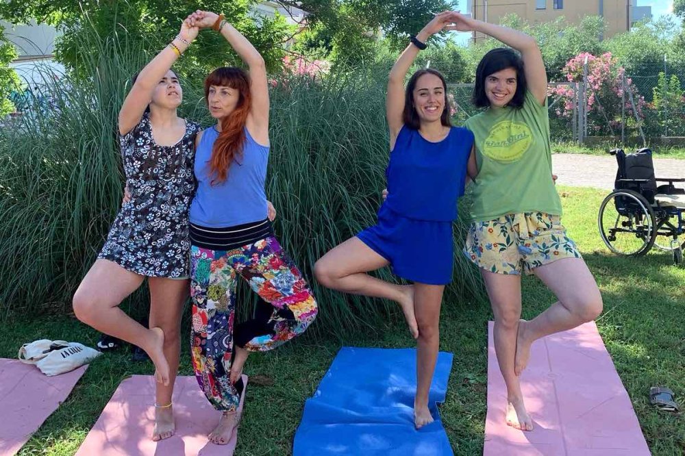 Ragazzi in posizione Yoga