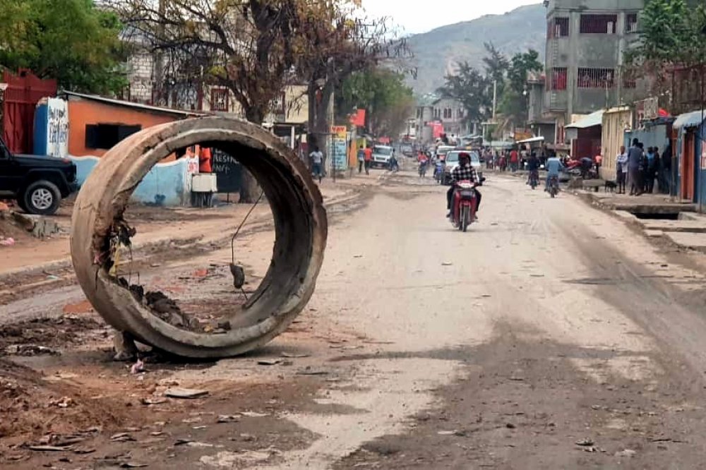 Proteste ad Haiti: relitti sulle strade