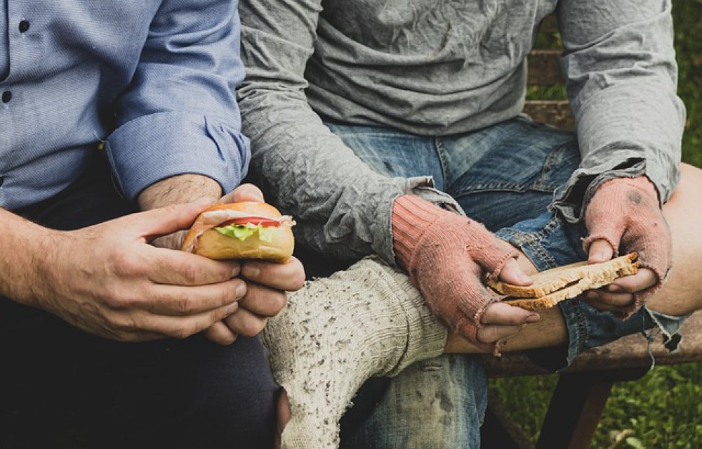 Cosa significa essere poveri