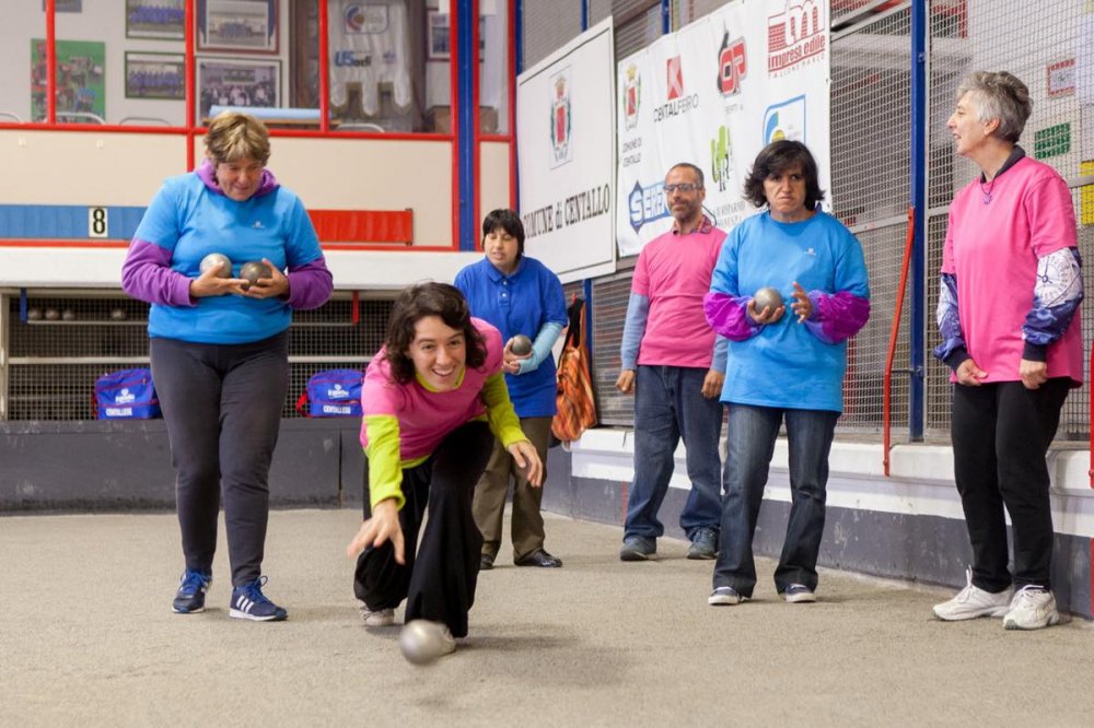 Persone con disabilità giocano a bowling