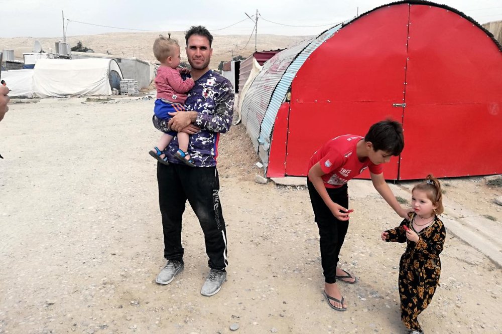 Papà con bambino in un campo profughi nel Nord dell'Iraq 
