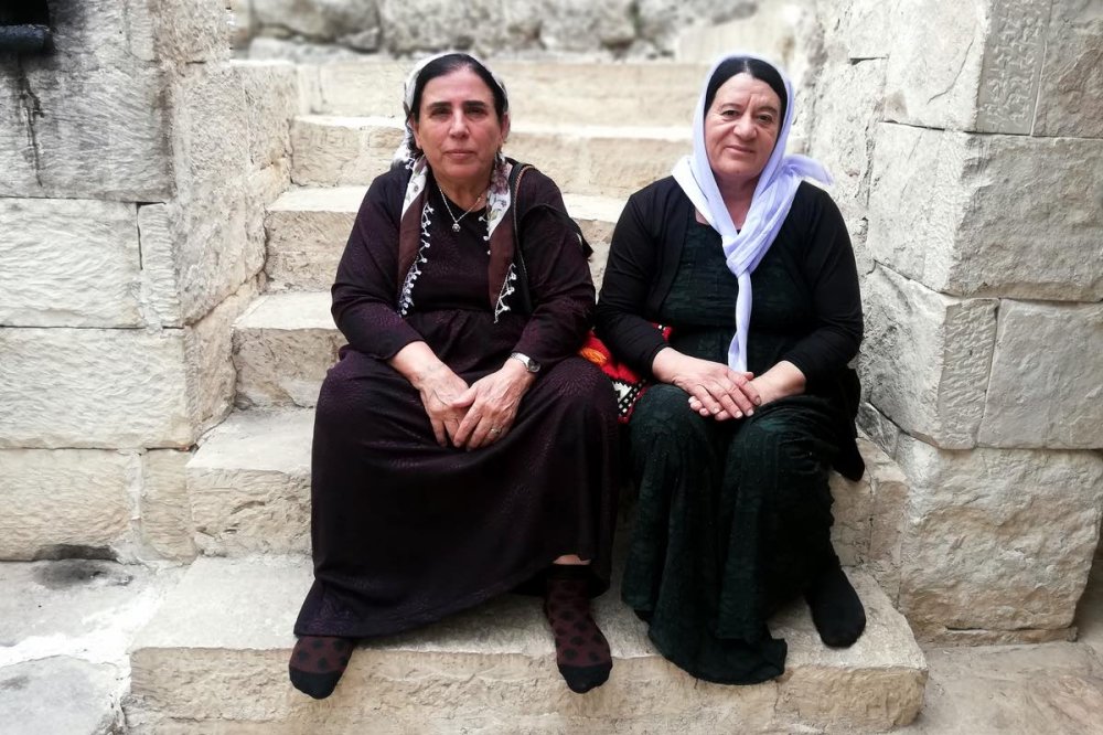 Due donne vestite di nero con foulard bianco.