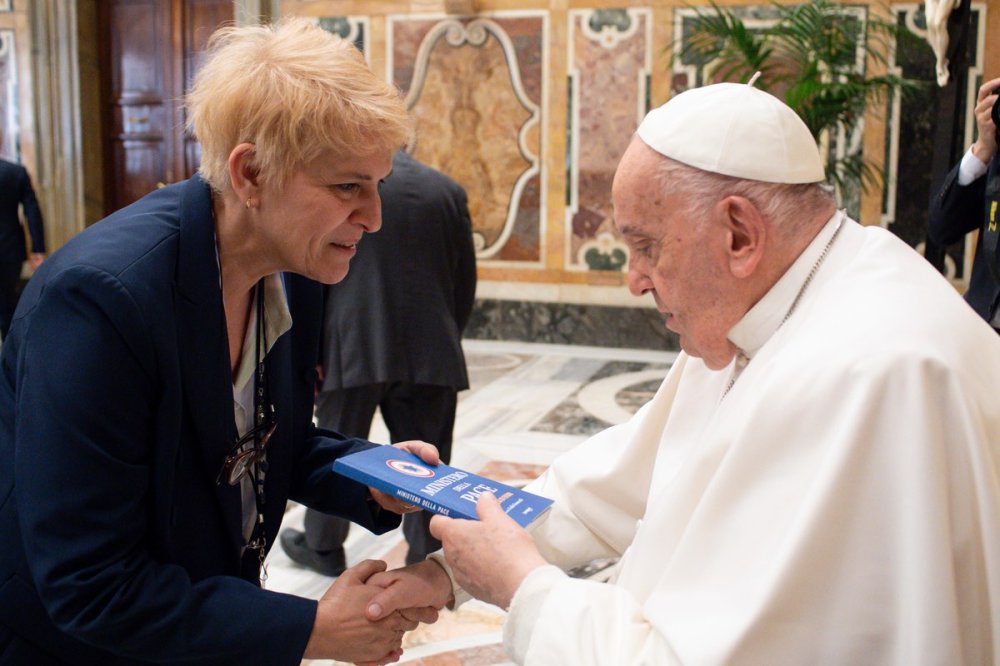 Laila Simoncelli dona un libro a Papa Francesco