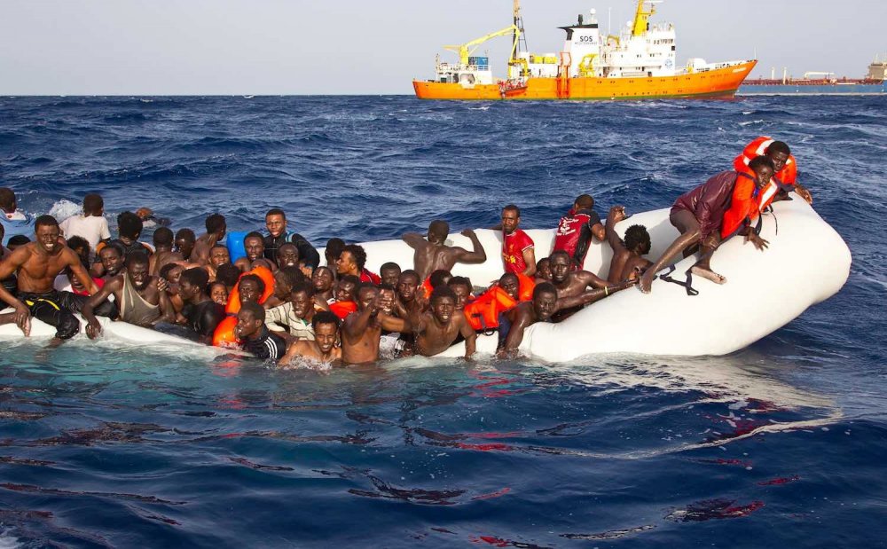 Barcone stracarico di migranti durante un salvataggio a Lampedusa