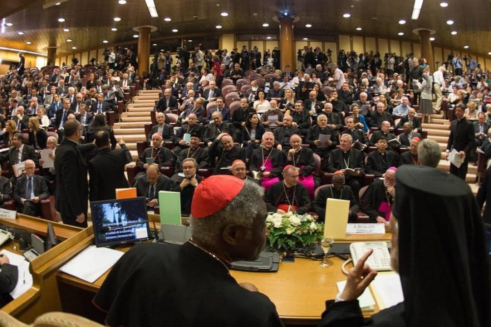 Sala gremita con giornalisti e prelati in Vaticano