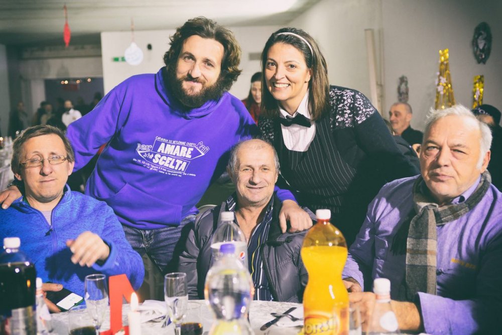 Luca Fortunato, a sinistra, responsabile della Capanna di Betlemme di Chieti, durante una cena con i senza fissa dimora in occasione del Natale 2019. 