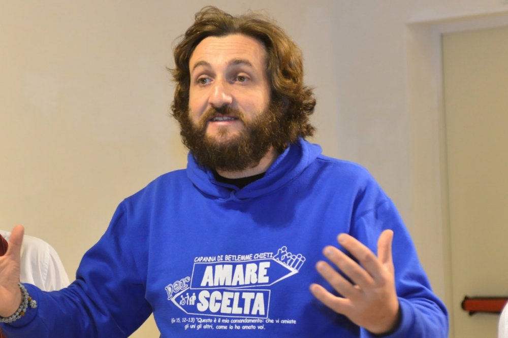 Cenone fra gli homeless, a 2 metri di distanza