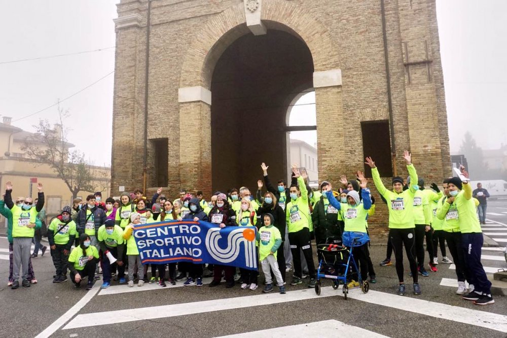 Correndo Senza Frontiere, foto di gruppo con bandiera CSI