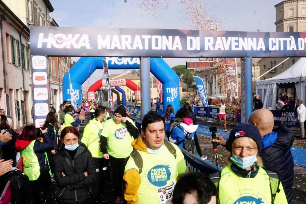 Normodotati e persone disabili insieme al traguardo della maratona di Ravenna