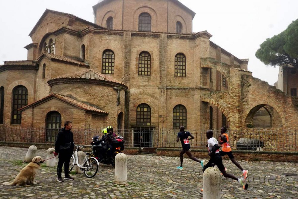 Basilica di San Vitale con la testa della maratona Moka 2021