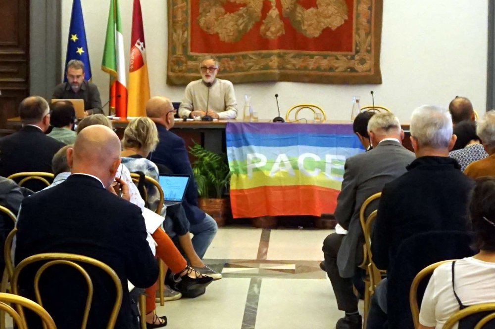 Conferenza stampa, sala con i giornalisti