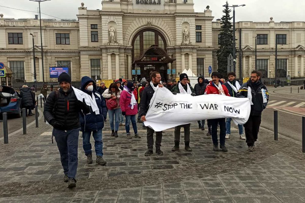 Striscioni per la pace di fronte alla stazione di Leopoli