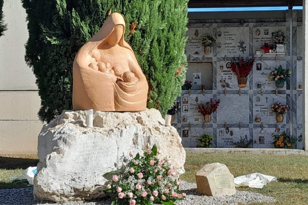 Una statua dedicata a Maria Madre dei Bimbi Non Nati