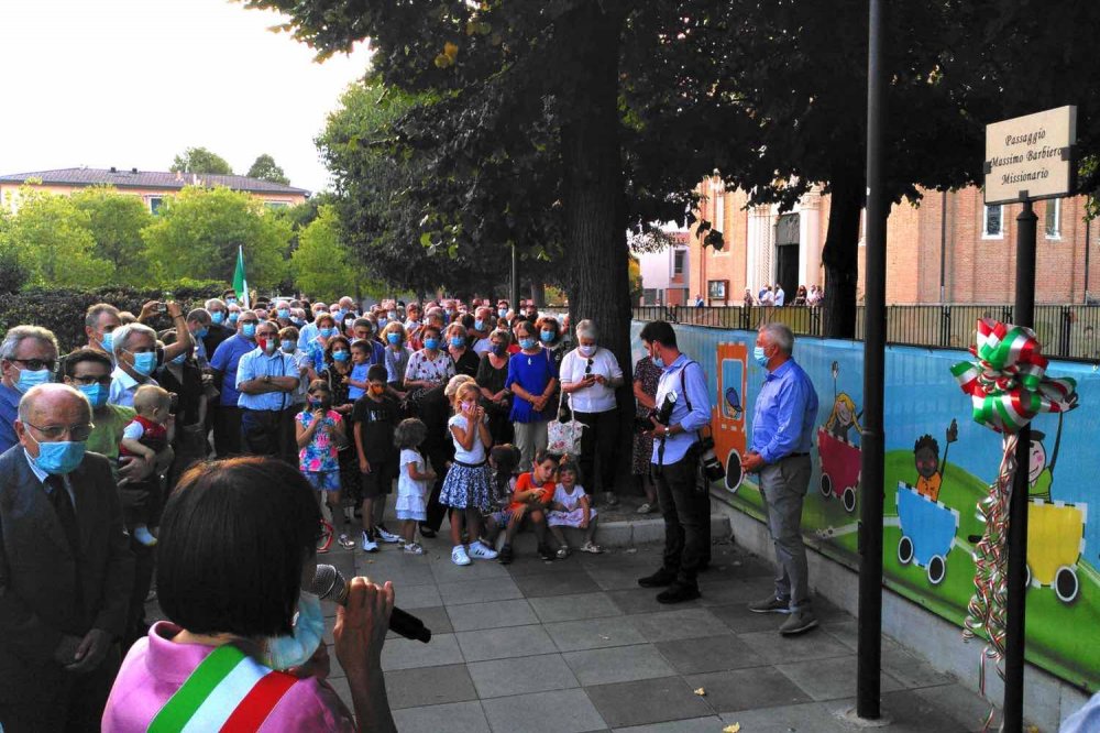 Folla per la cerimonia della dedicazione del Passaggio Massimo Barbiero