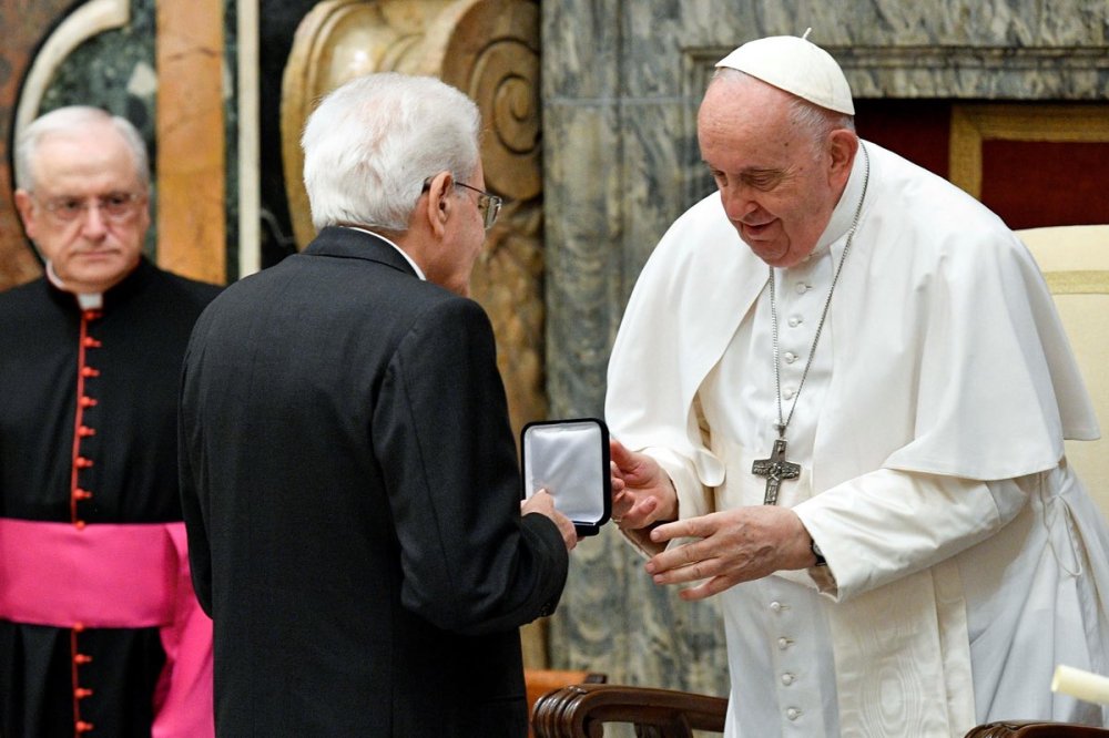 Mattarella riceve da Papa Francesco una targa