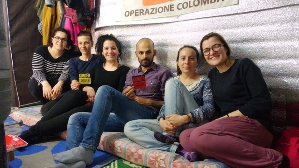 Abdallah con i volontari di Operazione Colomba