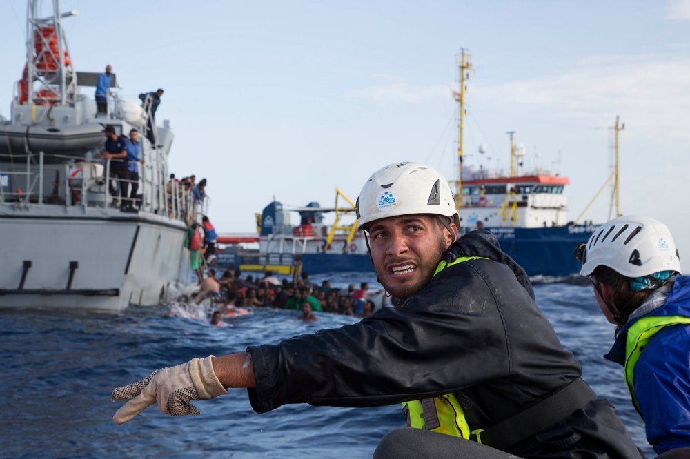 Perché le navi delle ONG aiutano i migranti