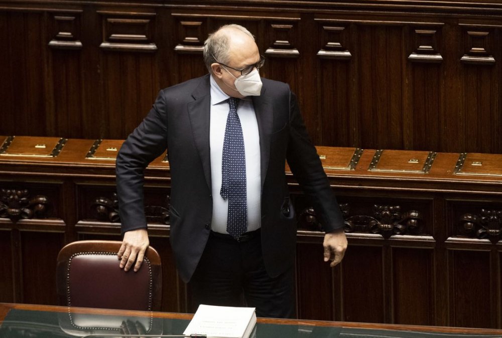 Il Ministro Gualtieri in parlamento con la mascherina