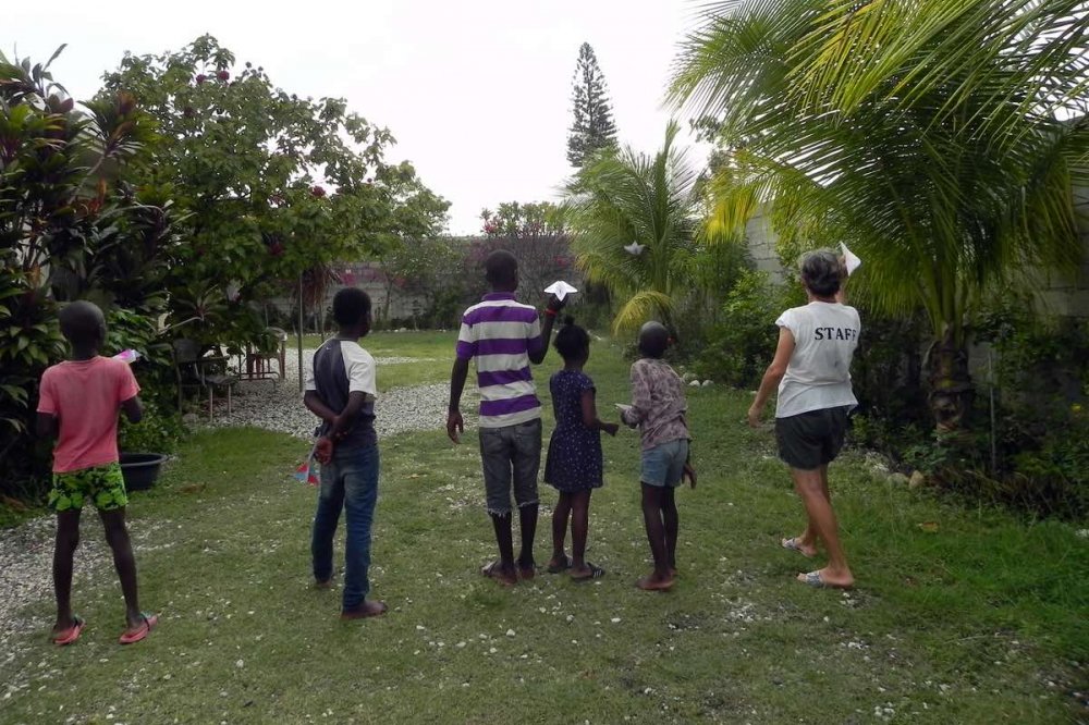 Bambini lanciano aereplanini di carta con la missionaria Ines Meggiolaro