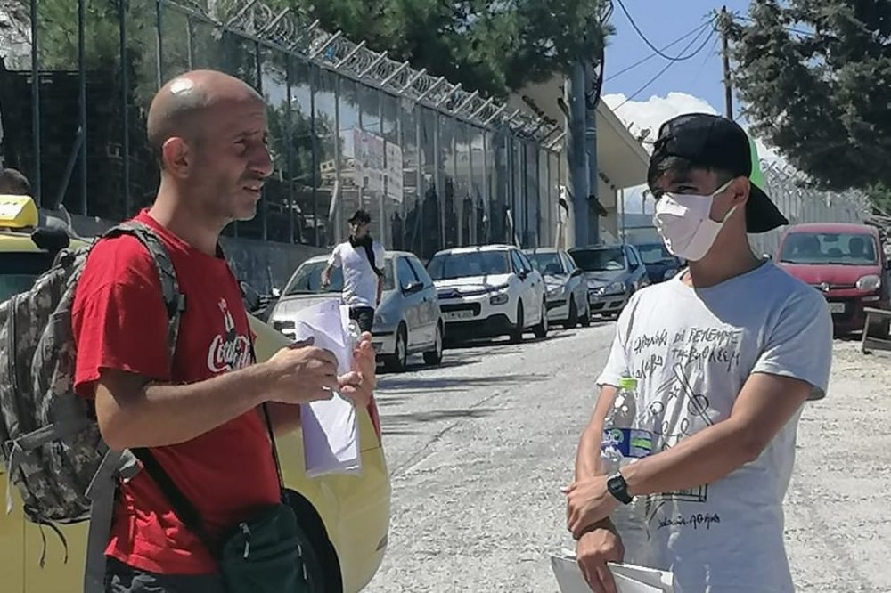 Lesbo, Nico con Filippo Padre e figlio di fronte ai campi profughi