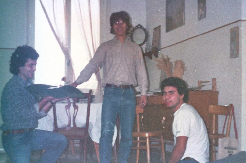 3 giovani in casa famiglia, foto sbiadita anni '70