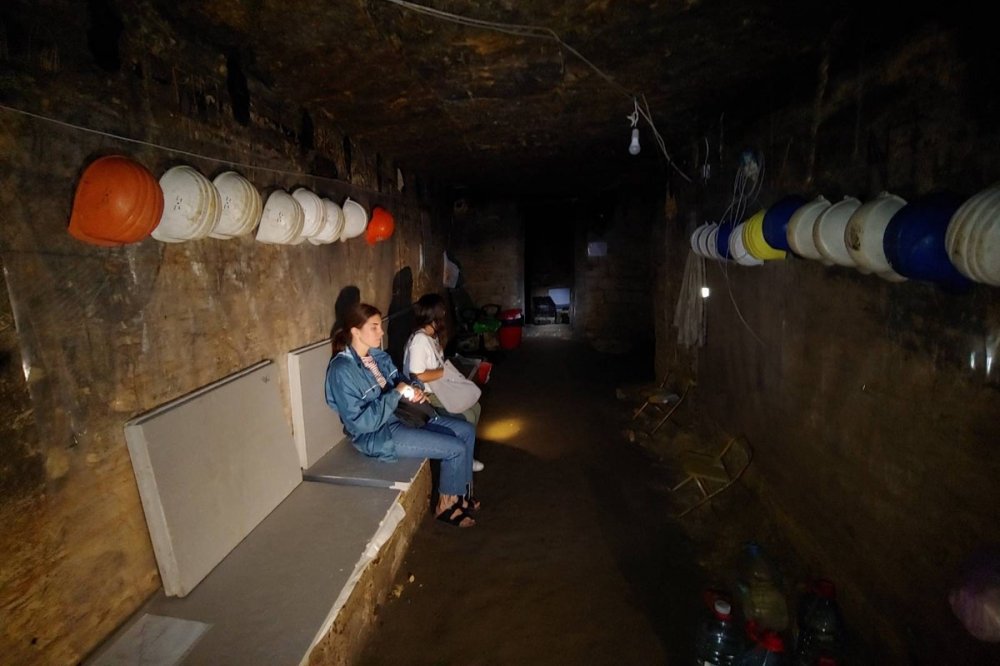 Donna nel bunker realizzato nelle storiche catacombe di Odessa