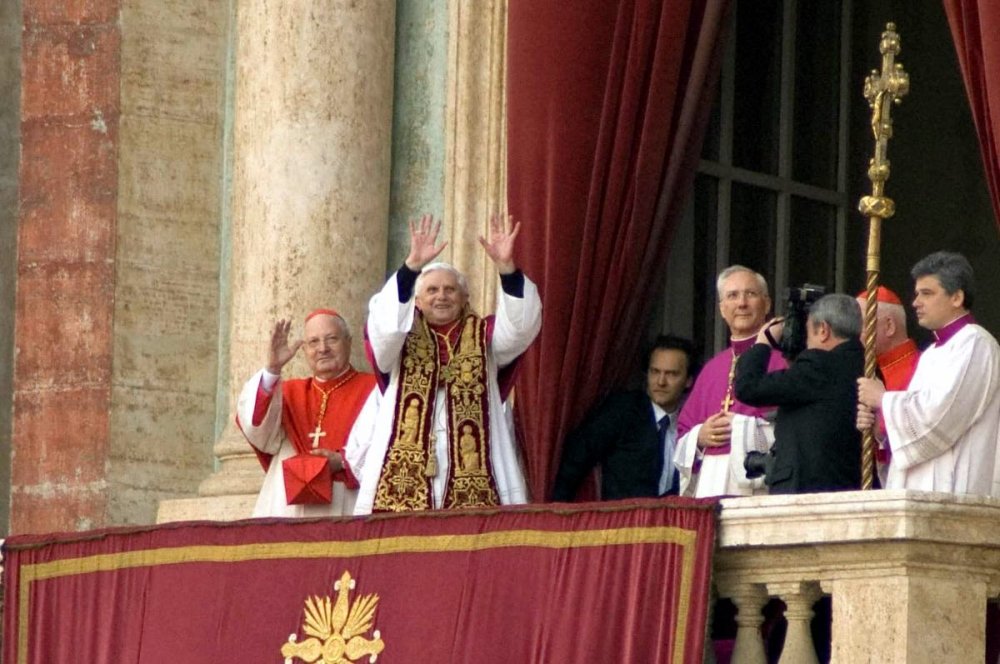 Papa Benedetto XVI affacciato alla terrazza a San Pietro