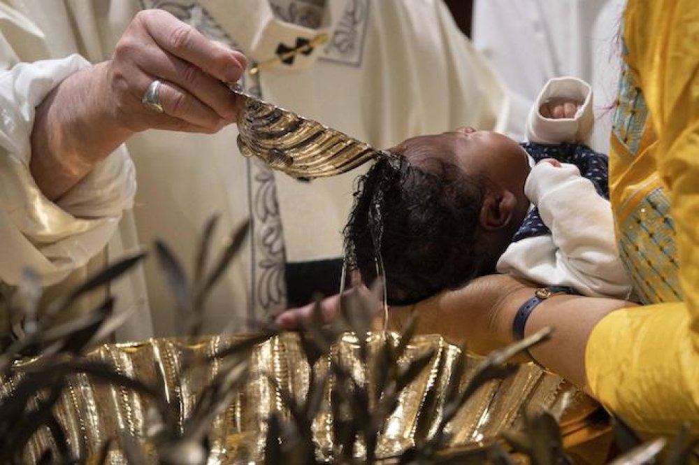 Battesimo e trans: cosa ha detto davvero papa Francesco.