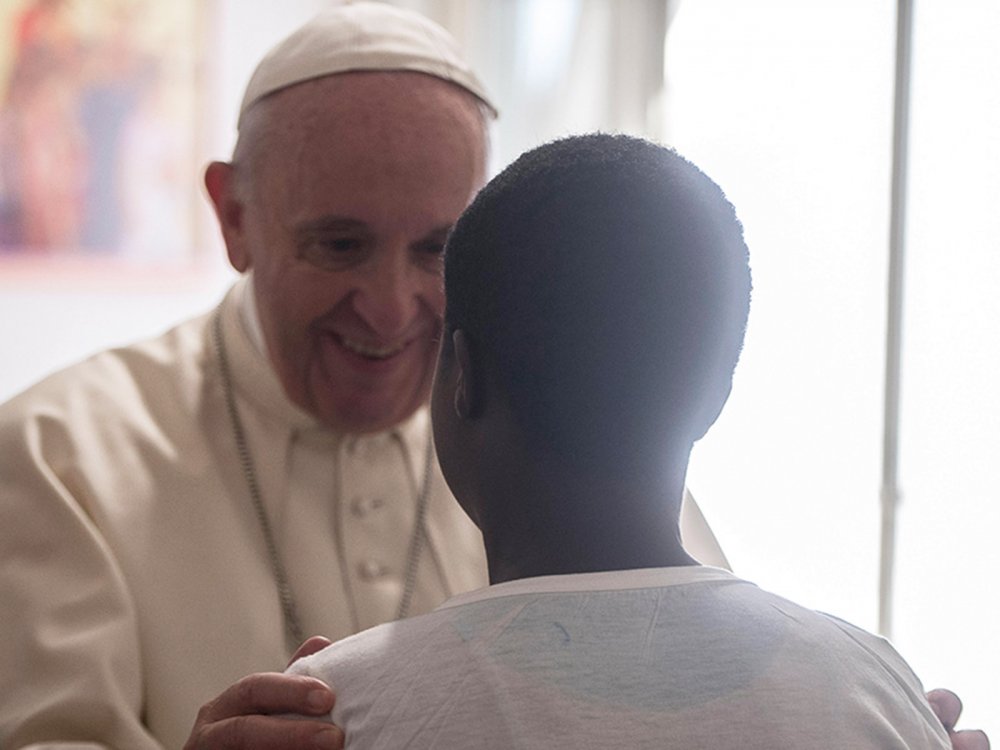 Papa Francesco con una vittima di tratta