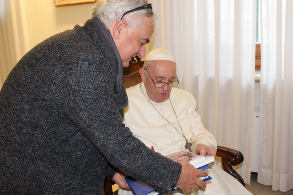 Detenuto dona il libro il Diario di Sandra a Papa Francesco