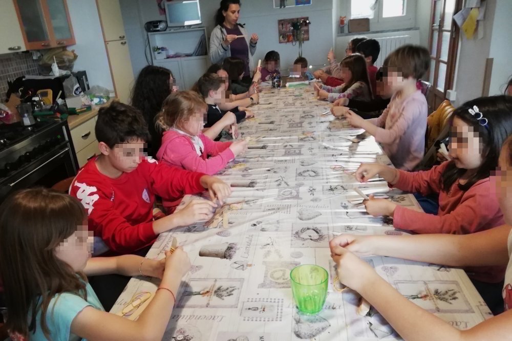 Lunga tavolata in casa per i lavoretti con i bambini