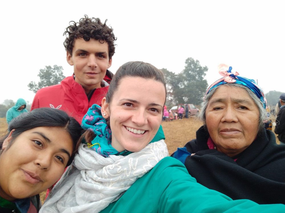 Volontari insieme ad alcuni uomini e donne del popolo mapuche