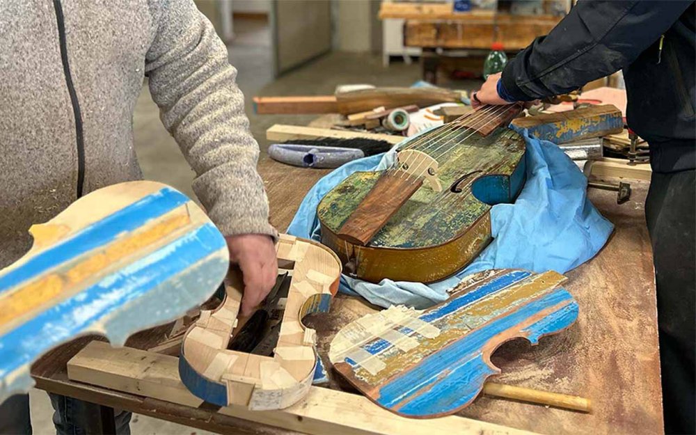Il legno dei barconi diventa musica