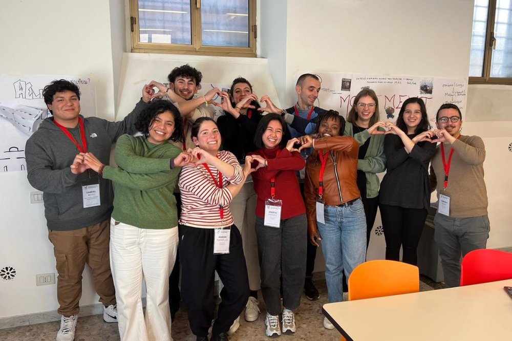 Alcuni ragazzi con mani a forma di cuore