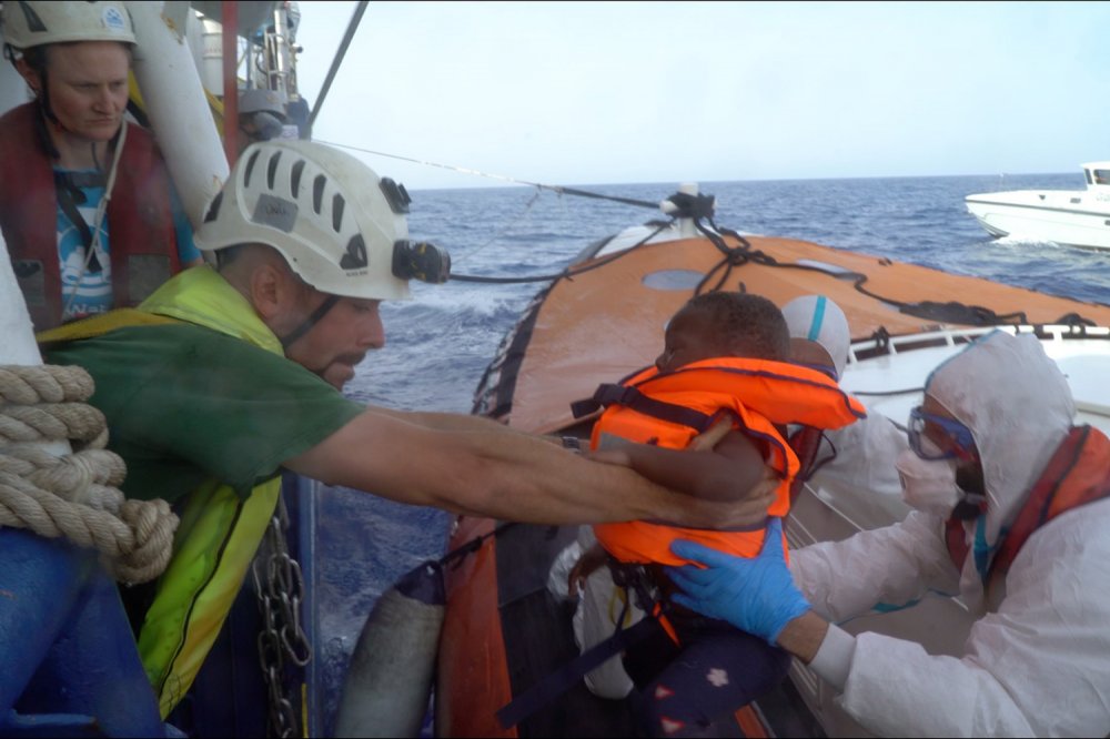 Salvataggio bimbo in mare della Sea Watch