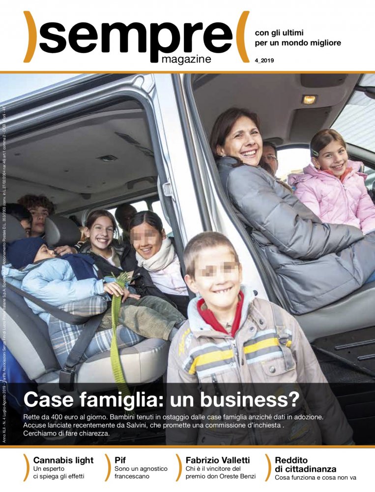 La Copertina di Sempre Magazine con immagine dalle case famiglia