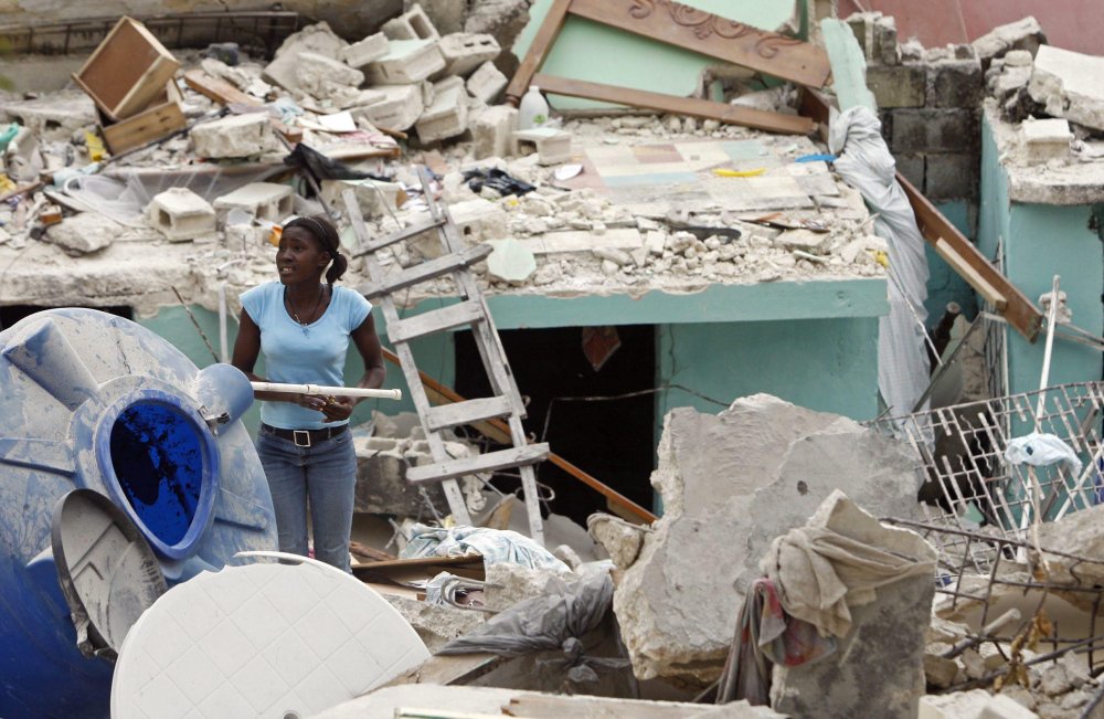 Una ragazzina tra le macerie delle case dopo il terremoto