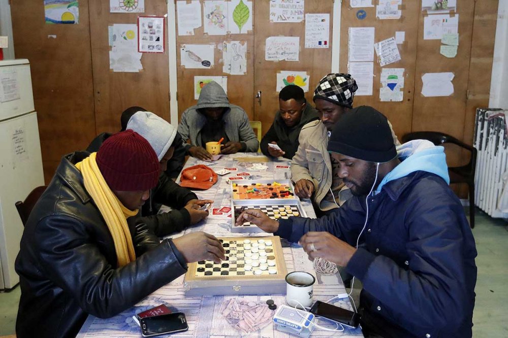 ospiti del rifugio solidale Briançon mentre mangiano