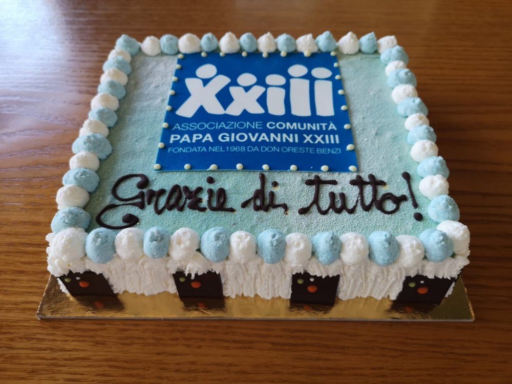 Torta con panna e scritta di ringraziamento