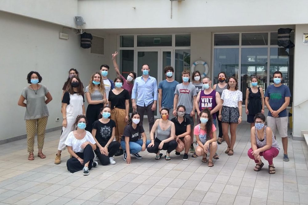 Foto di gruppo giovani in servizio civile con mascherina