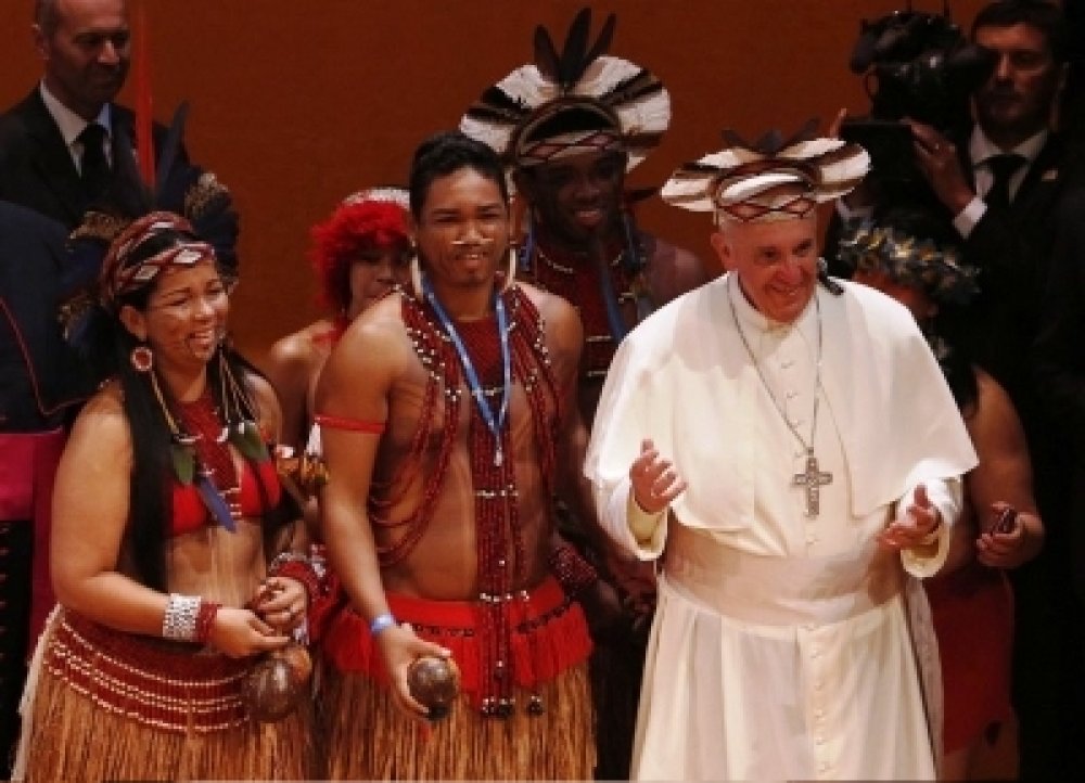 Papa Francesco con indios