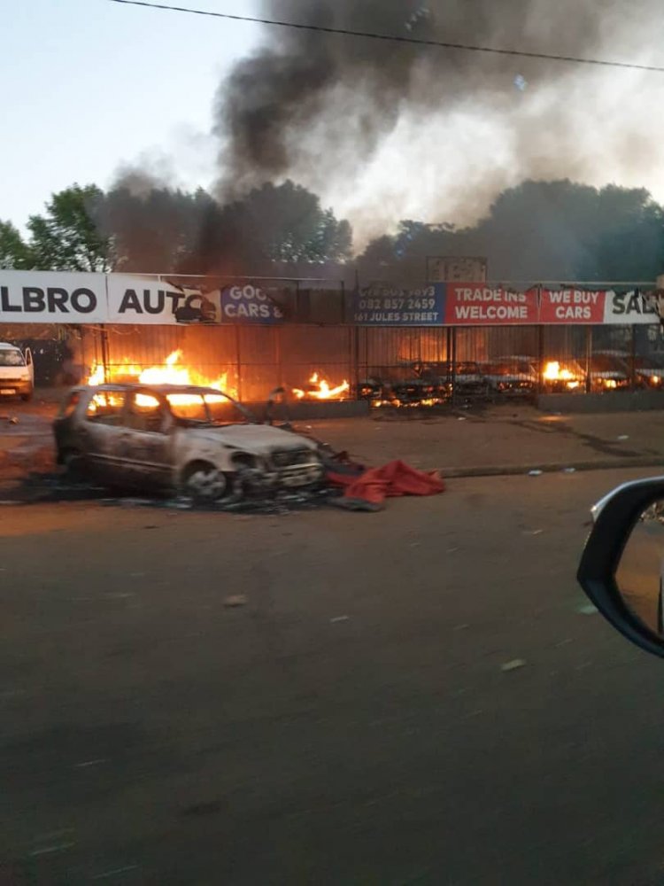 Negozi incendiati in Sudafrica