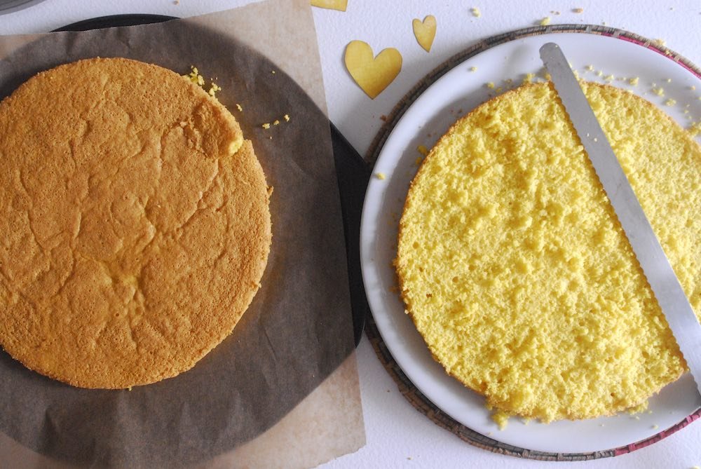 taglio della torta mimosa