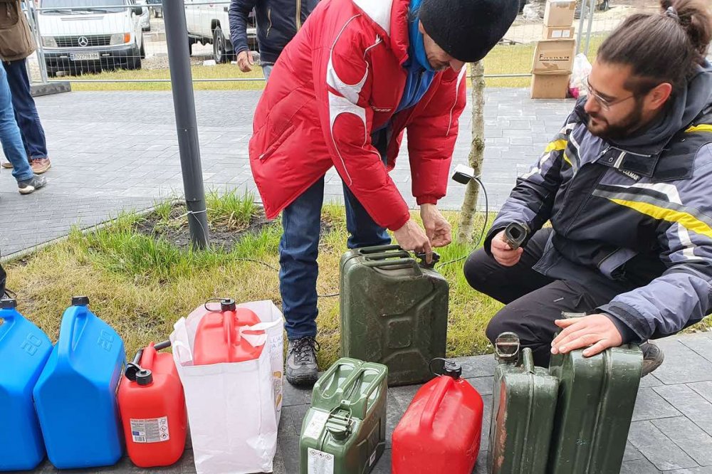 I volontari donano gasolio in Ucraina