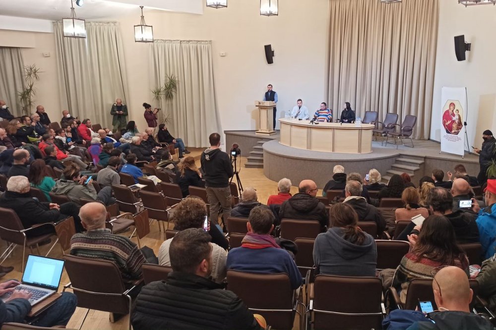 Auditorium affollato dai volontari con autorità al tavolo