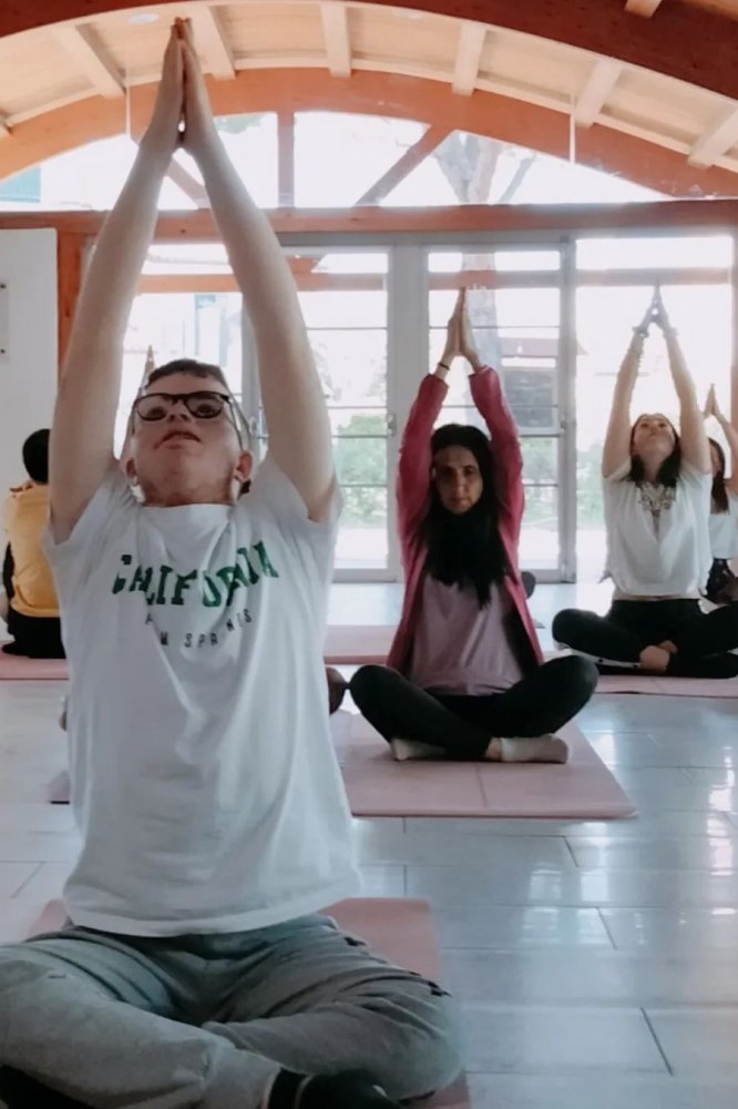 Ragazzi in posizione Yoga
