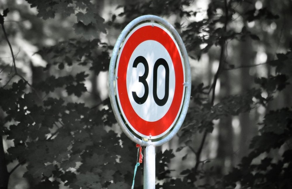 Auto ai 30 all'ora in città?